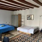 Lovely 2-Bed Apartment In Barcelonas Best Location